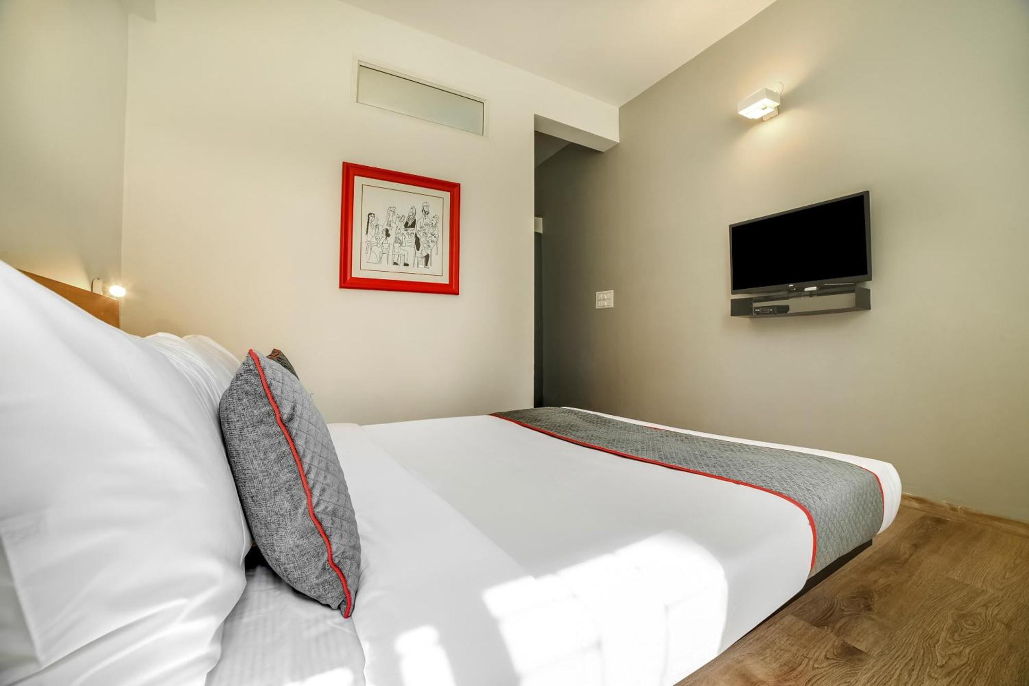 Townhouse Sarvar Hospitality Near Ascendas Park Square Mall Bangalore Exterior foto