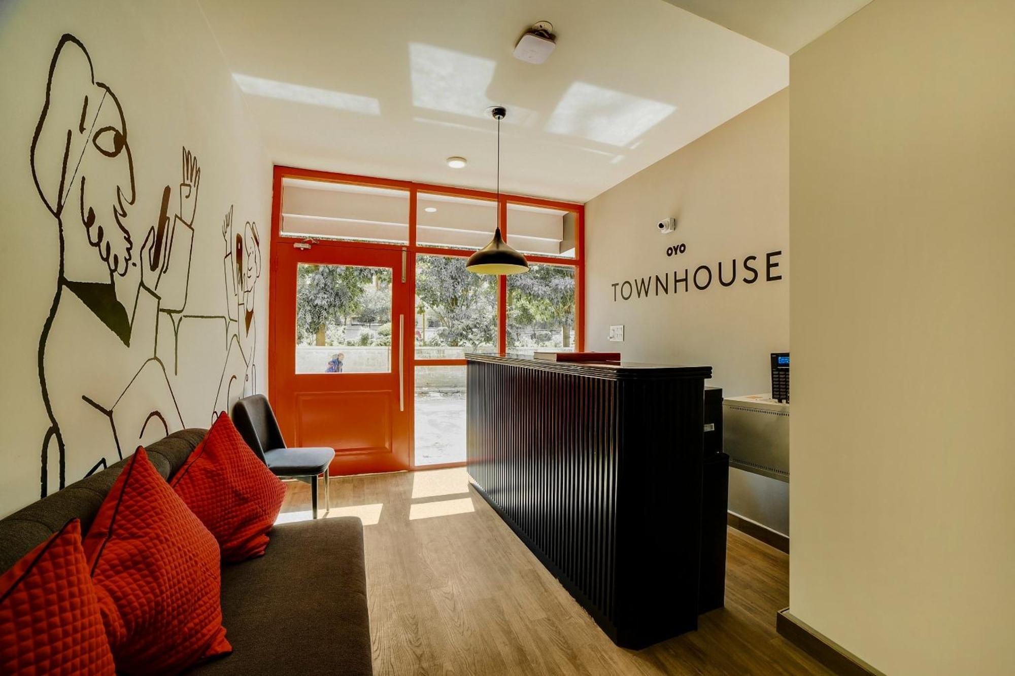 Townhouse Sarvar Hospitality Near Ascendas Park Square Mall Bangalore Exterior foto