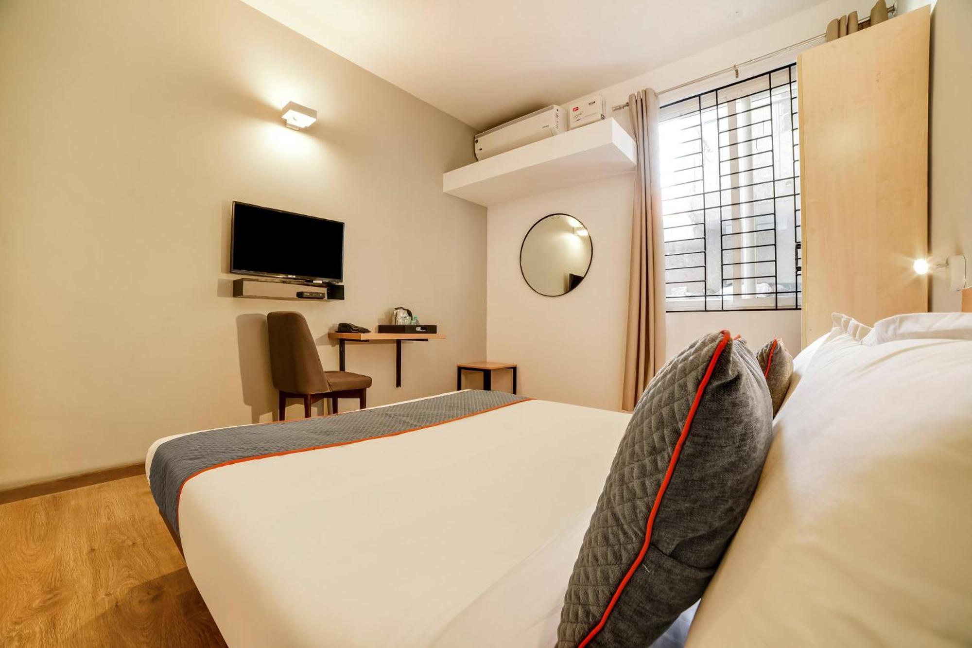 Townhouse Sarvar Hospitality Near Ascendas Park Square Mall Bangalore Exterior foto