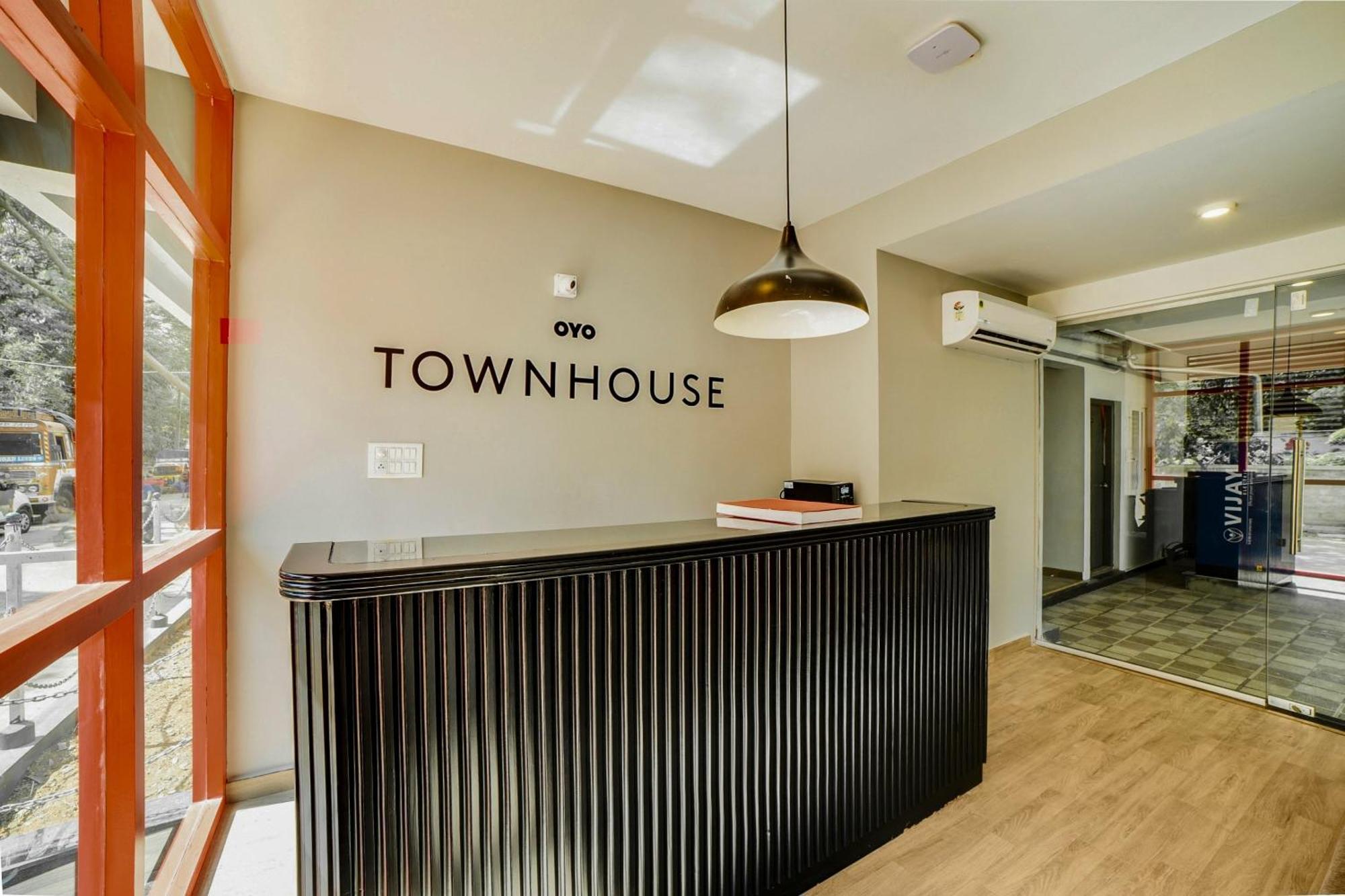 Townhouse Sarvar Hospitality Near Ascendas Park Square Mall Bangalore Exterior foto